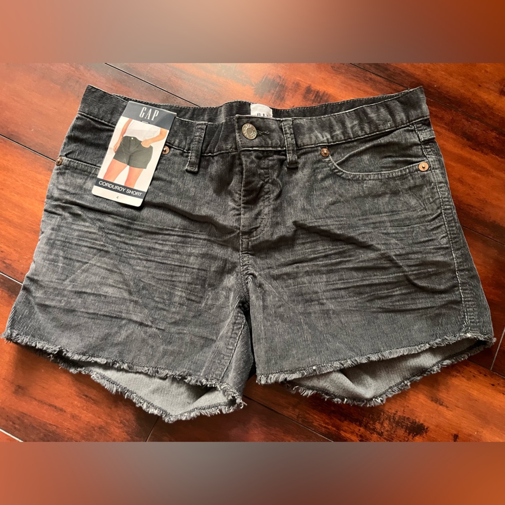 NWT Women’s size 4 GAP soft stretch Gray Corduroy shorts